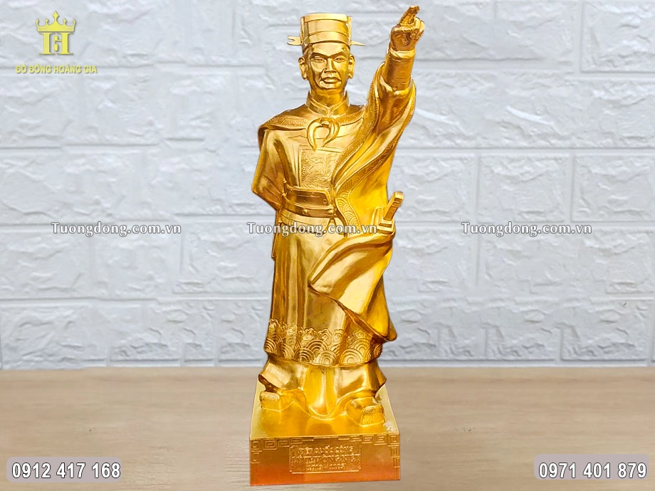 Toàn bộ bề mặt được dát vàng 9999 sang trọng